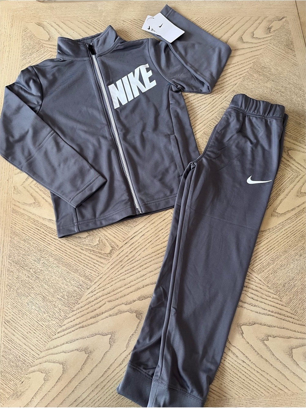 *BUNDLE* Boys Nike Jacket & Jogger Size 7